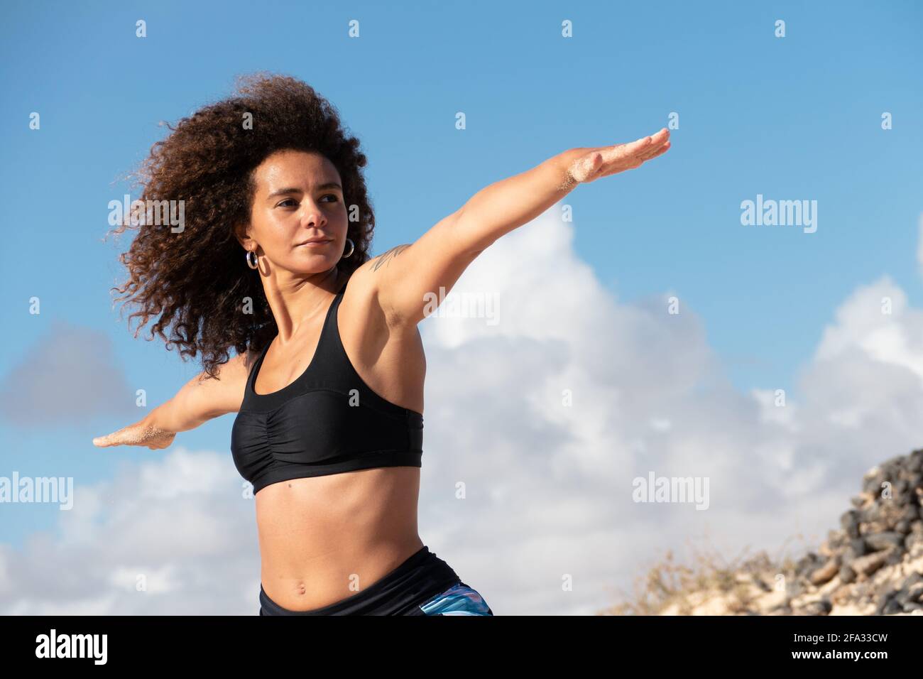 Yoga im Freien. Afro junge Frau offene Arme Pose. Gesunder Lebensstil. Stockfoto