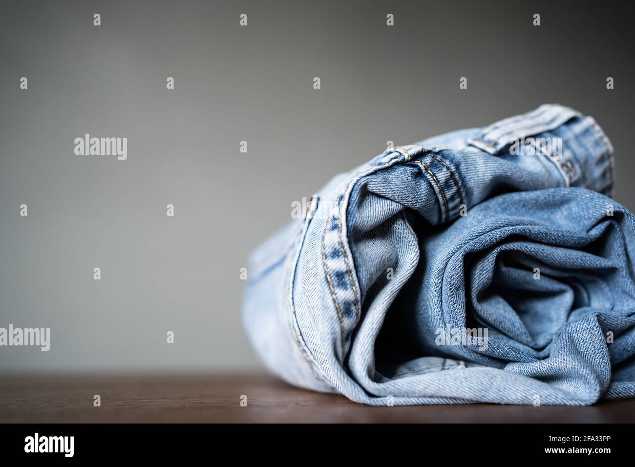 Gefaltete blaue Jeans auf dem Tisch Stockfoto