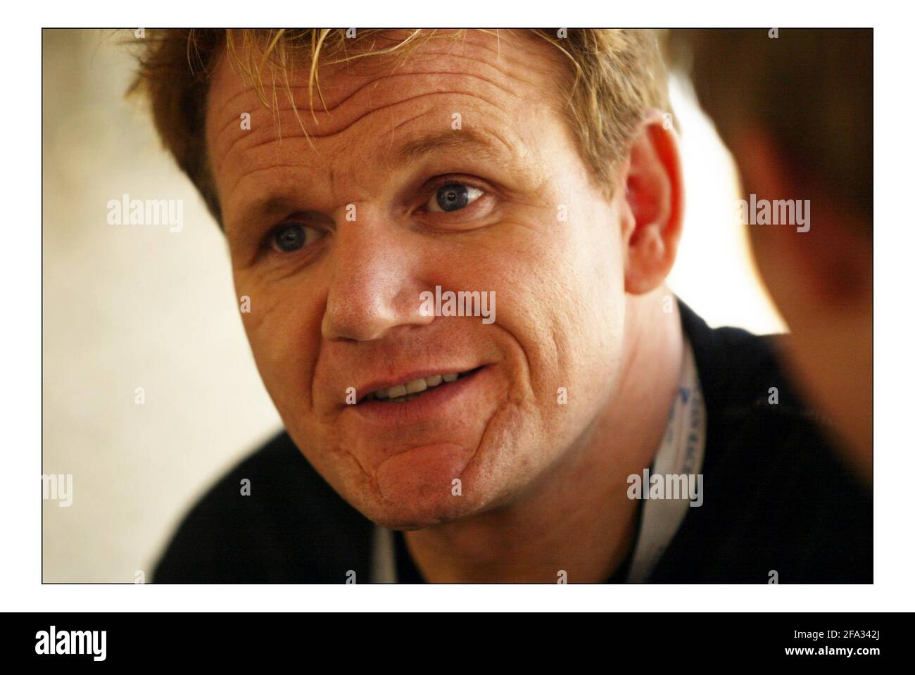 Gordon Ramsay kam als Lebensmittelberater für das niederländische Team zum Team von ABN AMRO beim Volvo Ocean Race. Er wird versuchen, den Geschmack und den nutricianal Inhalt der getrockneten Lebensmittel an Bord zu verbessern. Gordon konnte das Teamrennen beim ersten in-Port-Rennen des Weltrennens in Sanxenxo an der spanischen Nordküste beobachten.Bild David Sandison 4+5/11/2005 Stockfoto