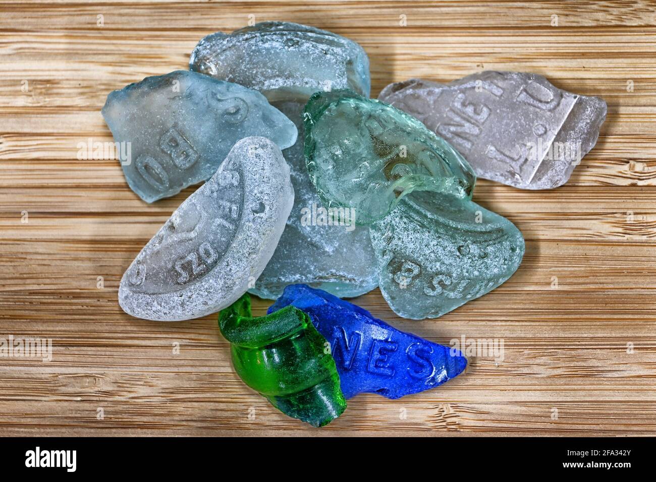 Sammlung von Meeresglas auf einem Bambus-Hintergrund Stockfoto