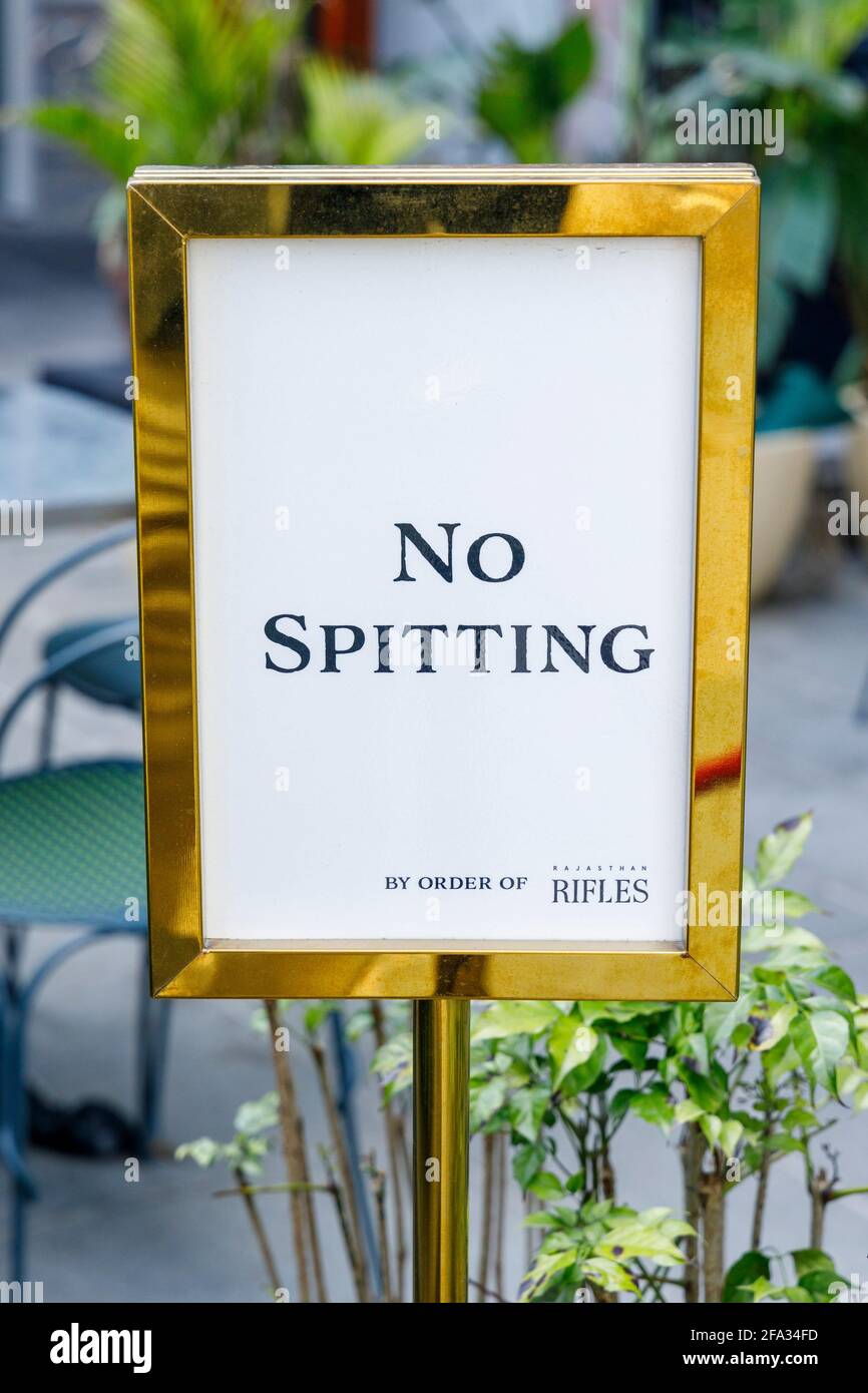Ein Schild vor dem Rajasthan Geweles Restaurant, Hongkong. Schild sagt kein Spucken. Stockfoto