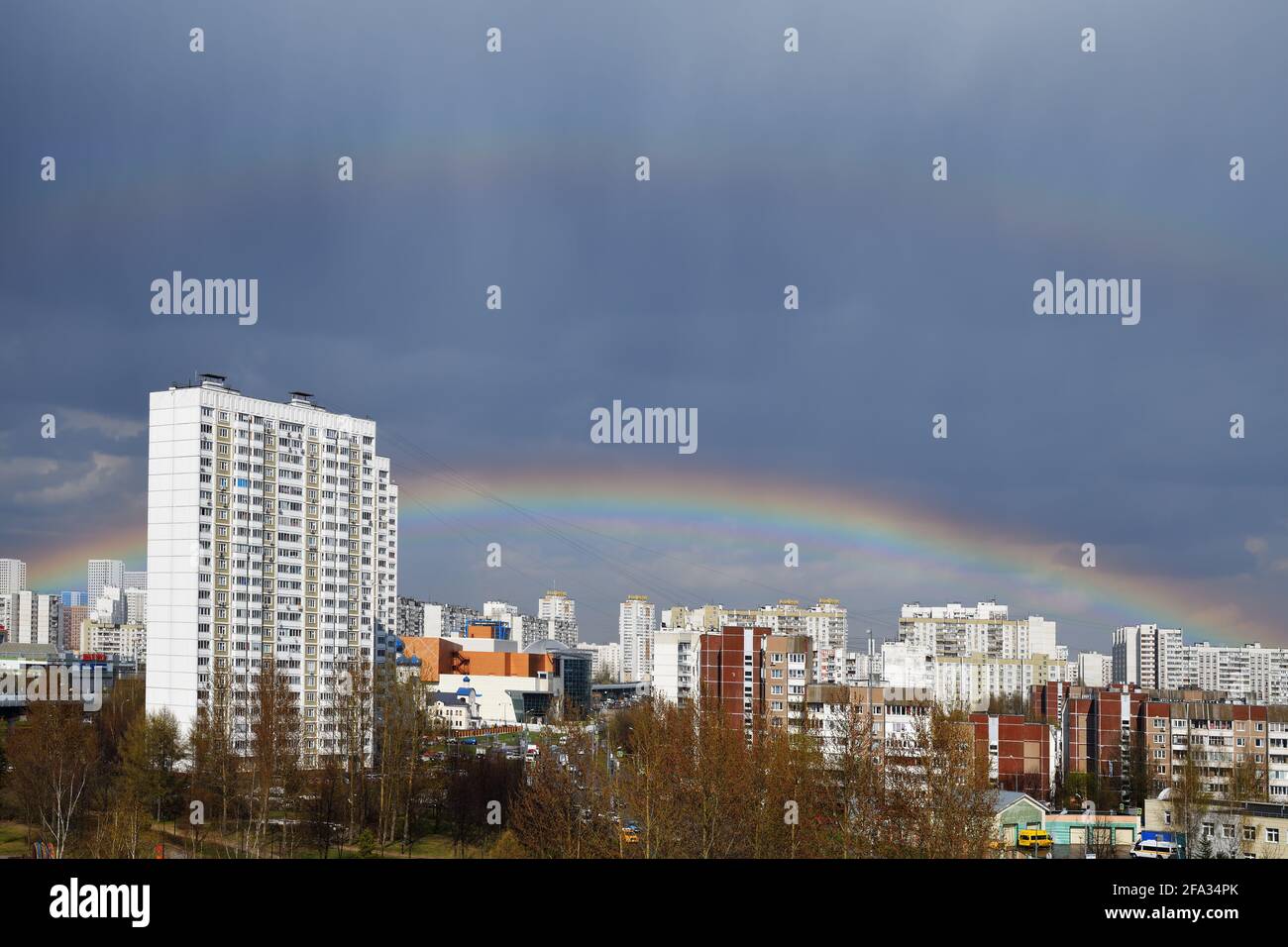 Moskau, Russland - 22. April 2021: Doppelter Regenbogen am Himmel nach Frühlingsregen über mehrstöckigen Häusern Wohngebiet der Stadt. Südbutowo wohnen Stockfoto