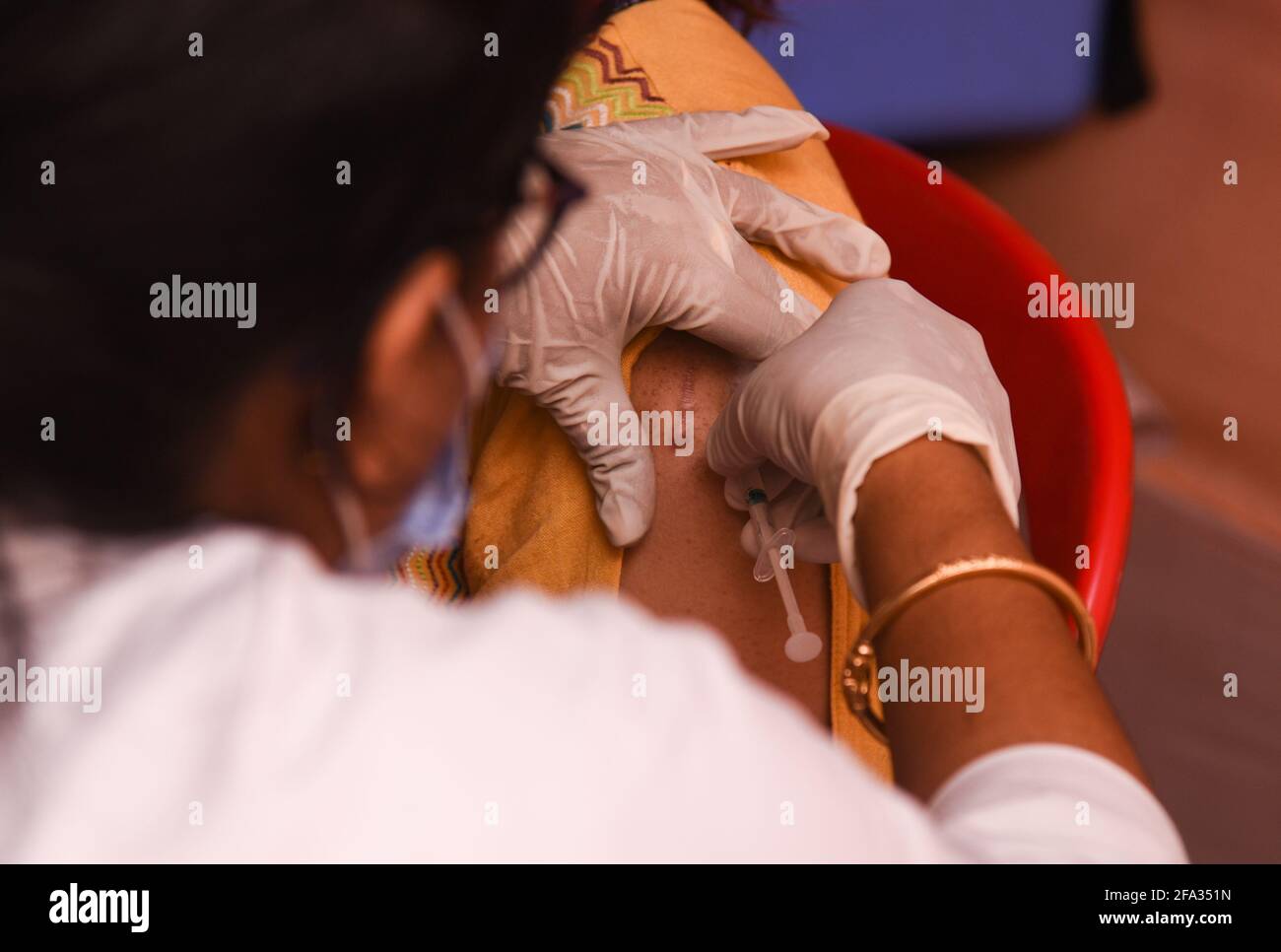 22. April 2021: Am 22. April 2021 geimpfte man in einem Krankenhaus in Guwahati gegen COVID-19. Indien meldete heute 314,835 frische Coronavirus-Infektionen. Quelle: David Talukdar/ZUMA Wire/Alamy Live News Stockfoto
