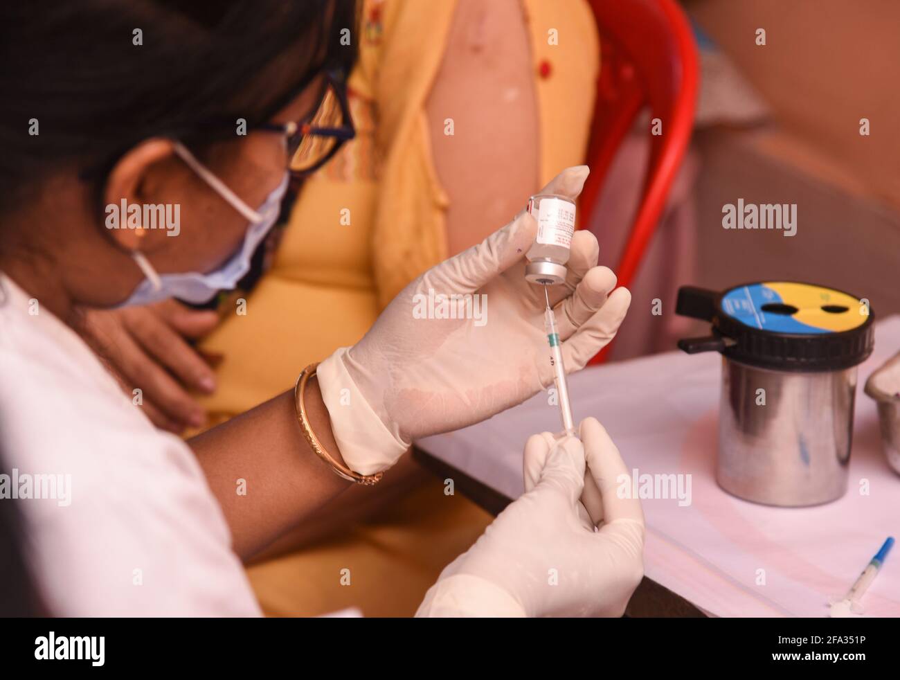 22. April 2021: Am 22. April 2021 geimpfte man in einem Krankenhaus in Guwahati gegen COVID-19. Indien meldete heute 314,835 frische Coronavirus-Infektionen. Quelle: David Talukdar/ZUMA Wire/Alamy Live News Stockfoto