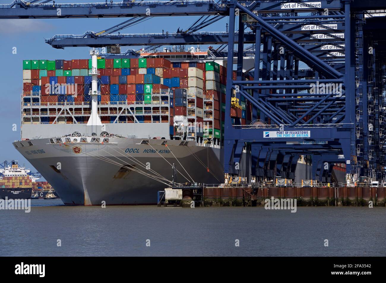 Das Containerschiff OOCL Hong Kong dockte im Hafen von Felixstowe, Suffolk, Großbritannien, an. Stockfoto