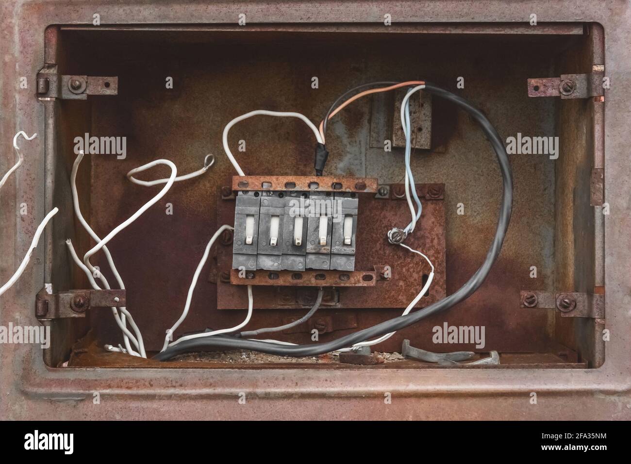 Nische einer alten kaputten verlassenen elektrischen Industrietafel mit Drähten, aus der Nähe. Stockfoto