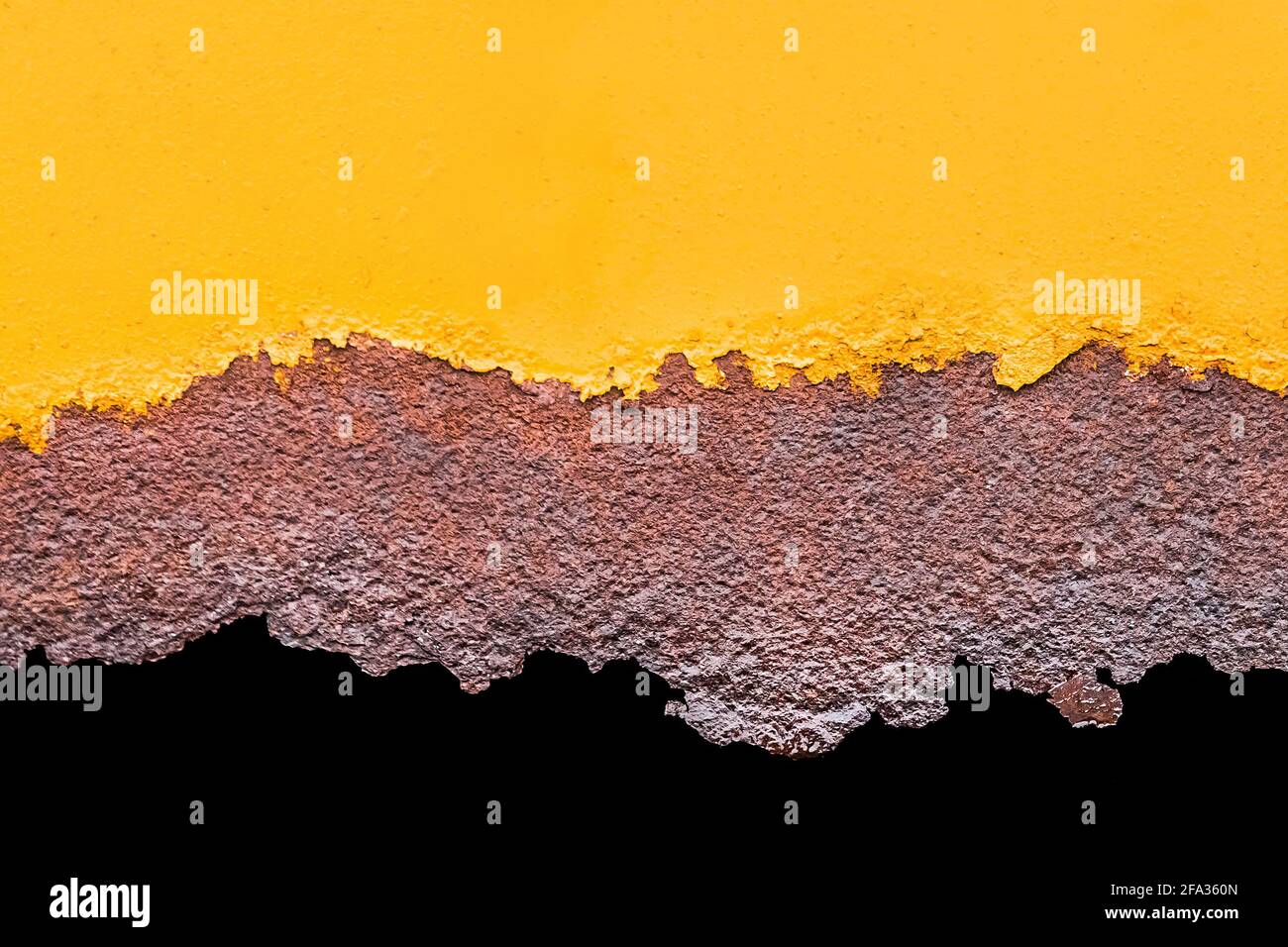 Gelborange Farbe auf einer alten metallischen Textur mit einem rostigen Muster aus korrodiertem Flocken. Stockfoto