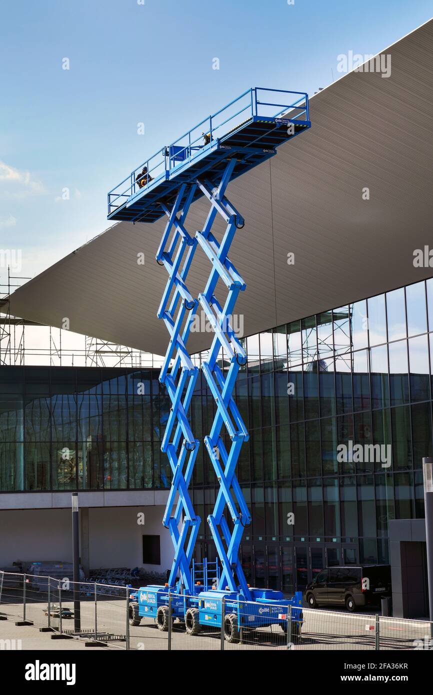 Zwei Scherenbühnen, Arbeitsbühnen und Hebebühnen vor der Dortmunder Messehalle, Dortmund --- zwei Scherenbühnen, Arbeitsbühnen, Hubsteiger vor der Dortmunder Messehalle Stockfoto