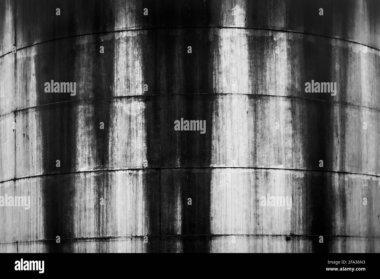 Alte Kraftstofftanks mit Ölflecken Texturhintergrund in einer verlassenen Industrieanlage. Stockfoto