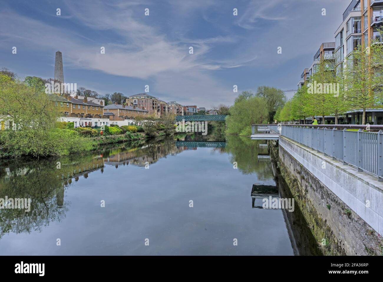 Der Fluss Liffey in Dublin, Irland, mit dem Wellington Monument auf der linken Seite und dem Clancy Quay Apartment Complex auf der rechten Seite. Stockfoto