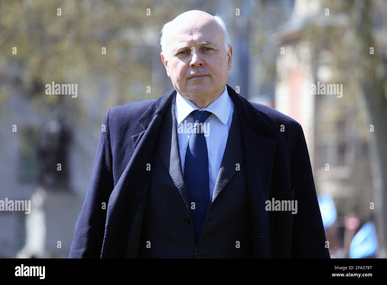 London, England, Großbritannien. April 2021. Der ehemalige Vorsitzende der konservativen Partei, SirÂ Iain Duncan Smith, und zwei weitere Abgeordnete nehmen am Parliament Square an einem Protest gegen Chinas Behandlung der uigurischen Muslime inÂ Xinjiang Teil, bevor es im Unterhaus zu einer Debatte über das Thema kommt. Kredit: Tayfun Salci/ZUMA Wire/Alamy Live Nachrichten Stockfoto