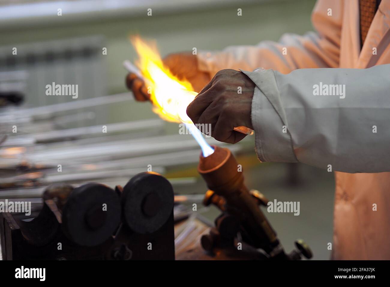 Glasbläserwerkstatt. Herstellung von Glasprodukten, Handarbeit. Stockfoto