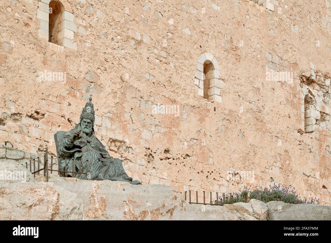 Statue von Pedro Martinez de Luna, genannt Papa Luna und bekannt als Papst Benedikt XIII. In Peñiscola, Castellon, Spanien, Europa Stockfoto