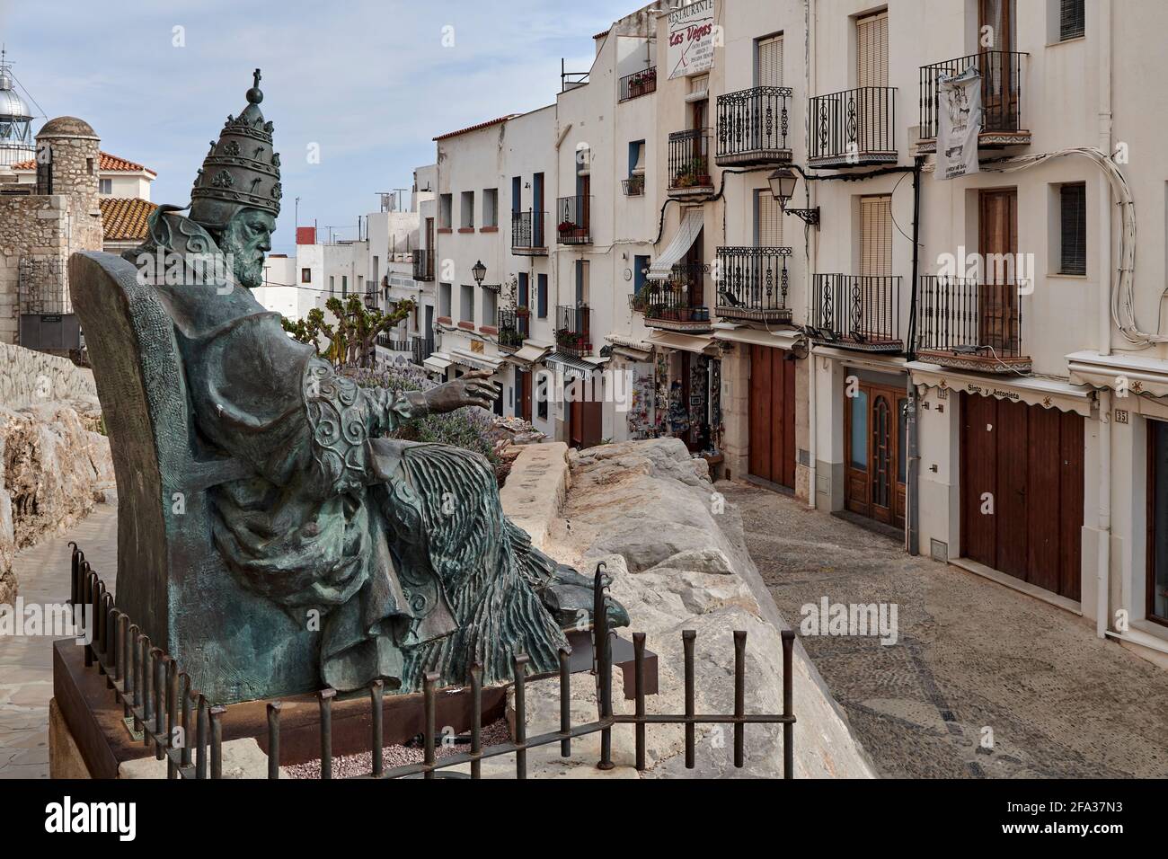 Statue von Pedro Martinez de Luna, genannt Papa Luna und bekannt als Papst Benedikt XIII. In Peñiscola, Castellon, Spanien, Europa Stockfoto