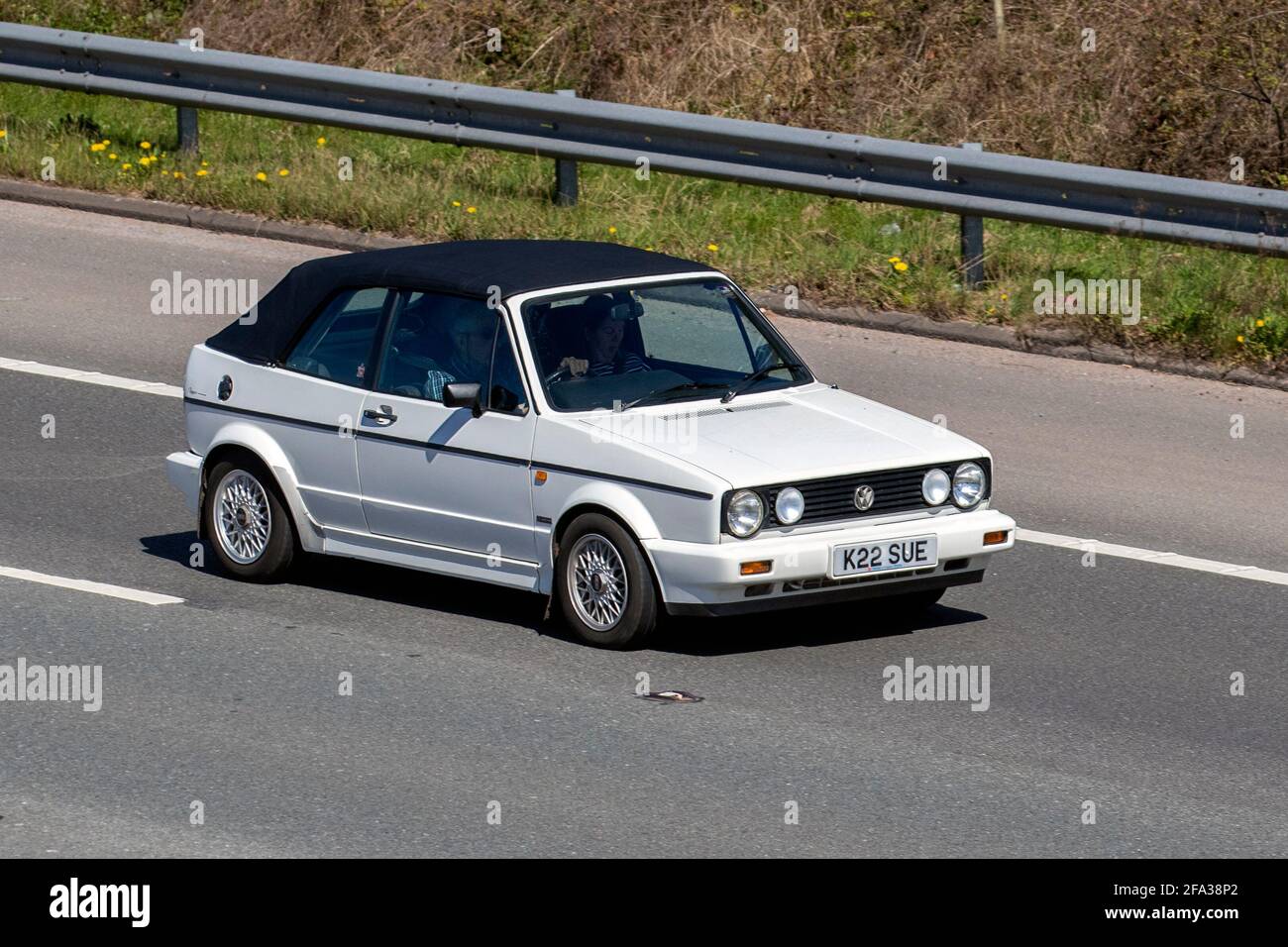 1992 90s weißes VW Volkswagen Golf Clipper Cabriolet, Fahrzeuge bewegen, Autos, Fahrzeug fahren auf britischen Straßen, Motoren, Fahren auf der englischen Autobahn M6 Straßennetz Stockfoto