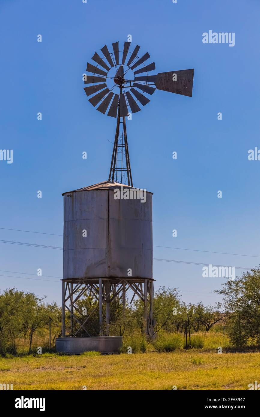 Windmühle und Wasserbehälter liefern die Wasserquelle für das Ranch House Gebiet der Empire Ranch und Las Cienegas National Conservation Area in Arizona, USA Stockfoto