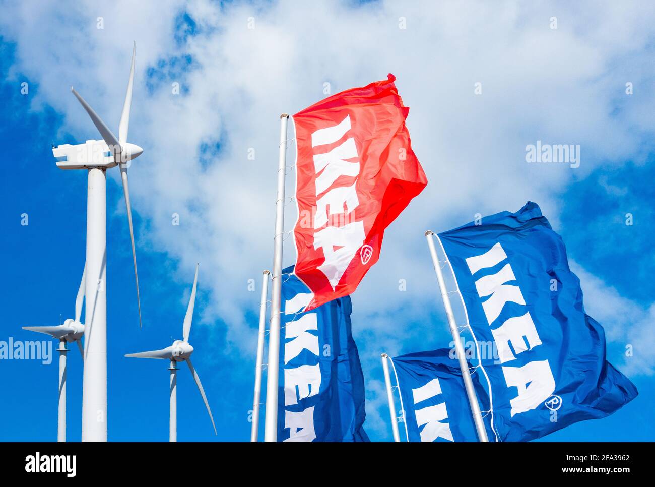 Windturbinen und Ikea Flaggen zusammengesetzt. IKEA plant den Bau von Wind- und Solarparks. Stockfoto