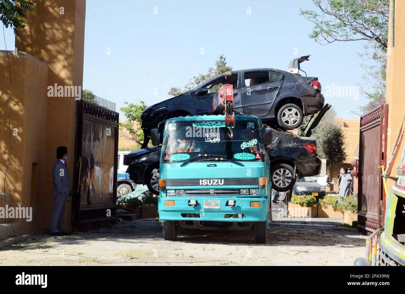 Am Donnerstag, den 22. April 2021, bringt ein LKW beschädigte Fahrzeuge mit, nachdem am Mittwochabend in Quetta ein Bombenanschlag auf dem Parkplatz eines örtlichen Hotels stattgefunden hat. Bei einer starken Explosion auf dem Parkplatz eines Luxushotels in der Hauptstadt Balochistans wurden vier Menschen getötet und 13 weitere verletzt, während am Mittwochabend mehrere dort geparkte Fahrzeuge zerstört wurden, sagten Polizeibeamte und Zeugen. Stockfoto