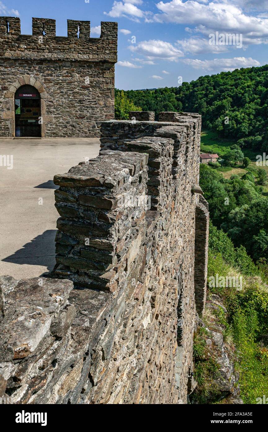 Das Schloss dominiert das Sioule-Tal, an einem Punkt, an dem sich die Schluchten von Chouvigny erweitern. Die zinnenverzierten Wände blicken auf das Tal. Frankreich Stockfoto