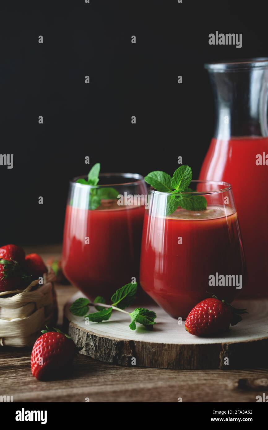 Nahaufnahme von zwei Gläsern hausgemachter erfrischender Erdbeeren Saft Nektar Getränk und Minze Stockfoto