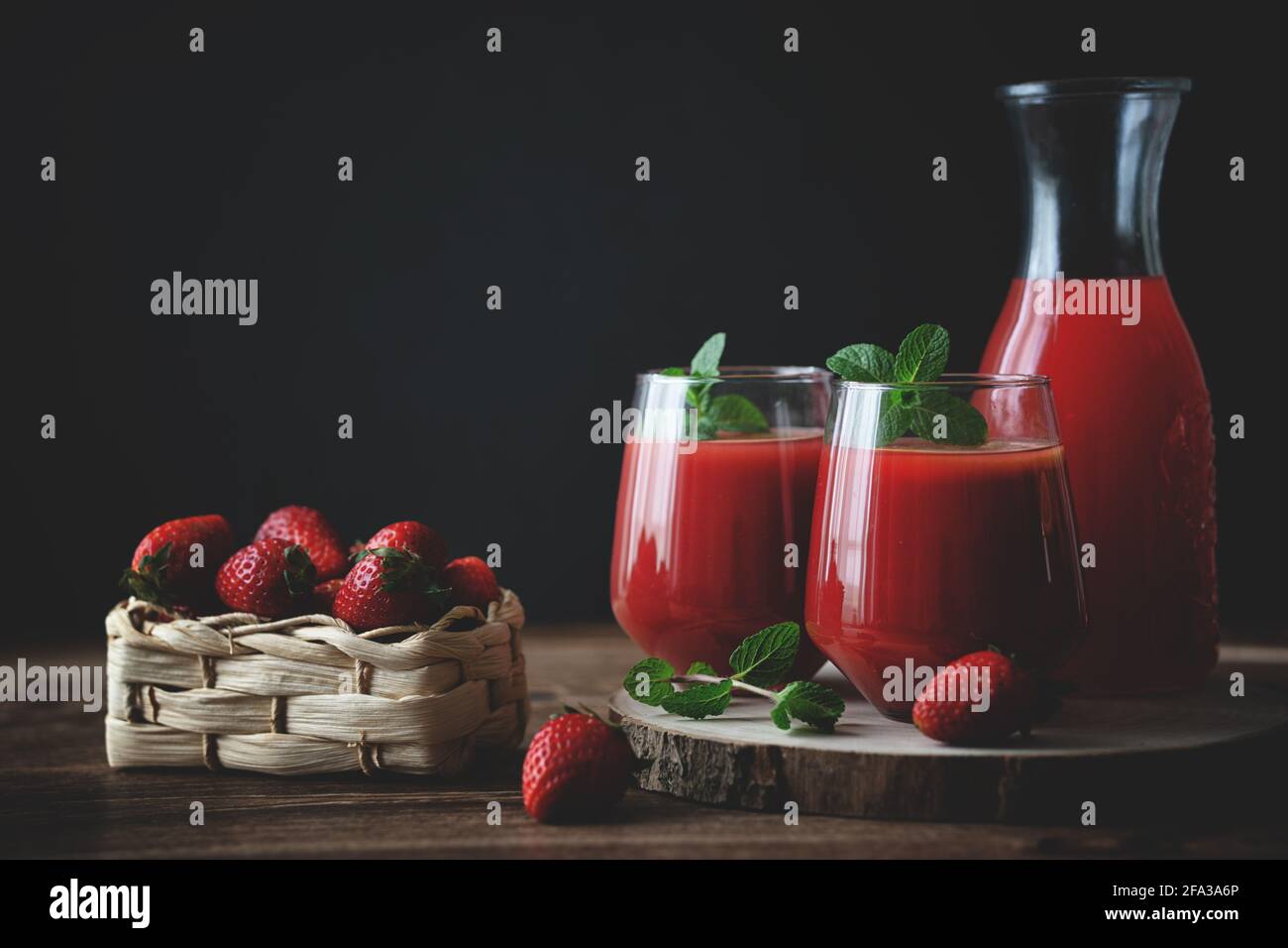 Nahaufnahme von zwei Gläsern hausgemachter erfrischender Erdbeeren Saft Nektar Getränk und Minze Stockfoto