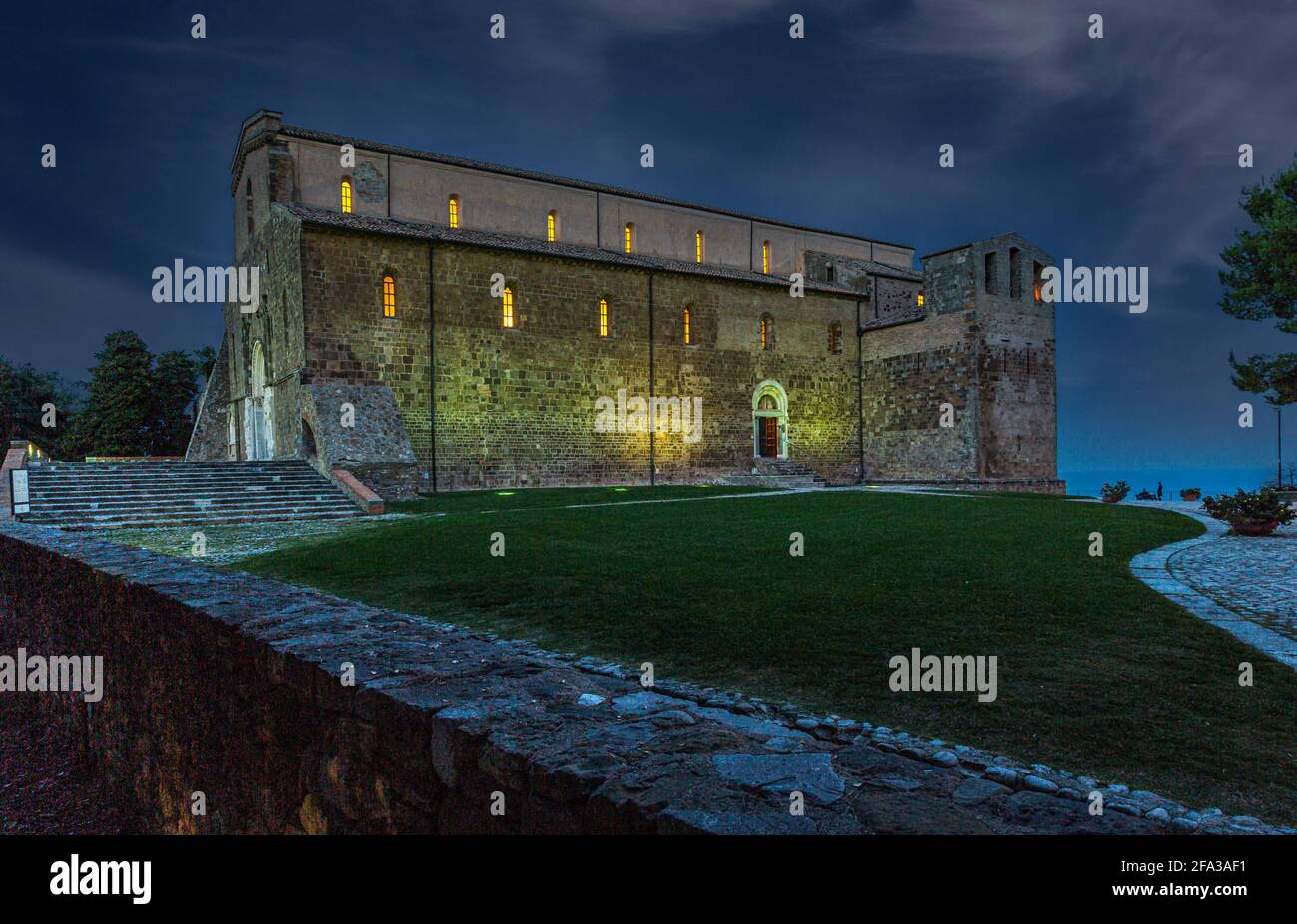 Nachtpanorama der Abtei von San Giovanni in Venere, beleuchtet von künstlichen Lichtern. Fossacesia, Provinz Chieti, Abruzzen, Italien, europa Stockfoto