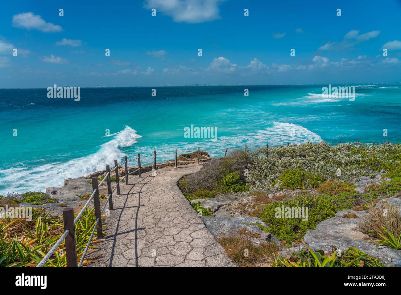 Isla Mujeres South Point Punta Sur Cancun Mexico Island türkisfarbenes Wasser und Weg zur felsigen Küste, Hintergrund blauer Himmel Stockfoto