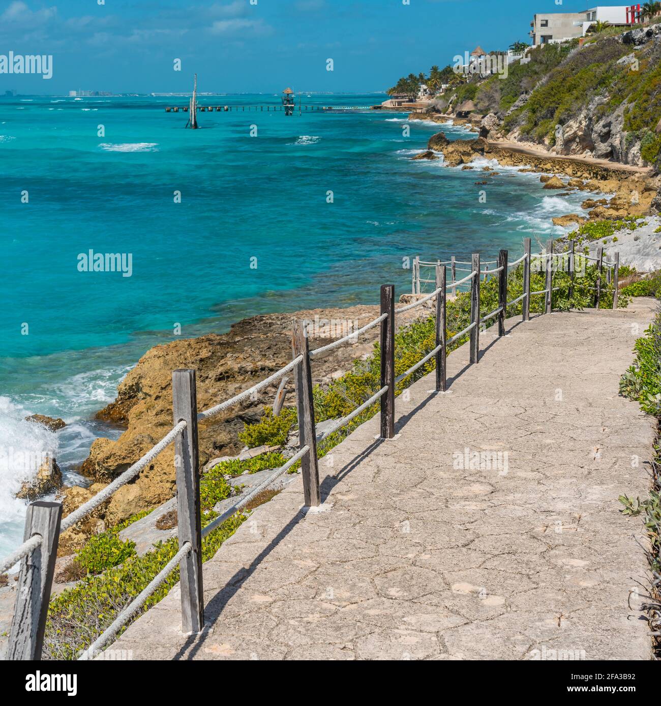 Isla Mujeres South Point Punta Sur Cancun Mexico Island türkisfarbenes Wasser und Weg an der felsigen Küste, Hintergrund blauer Himmel Stockfoto