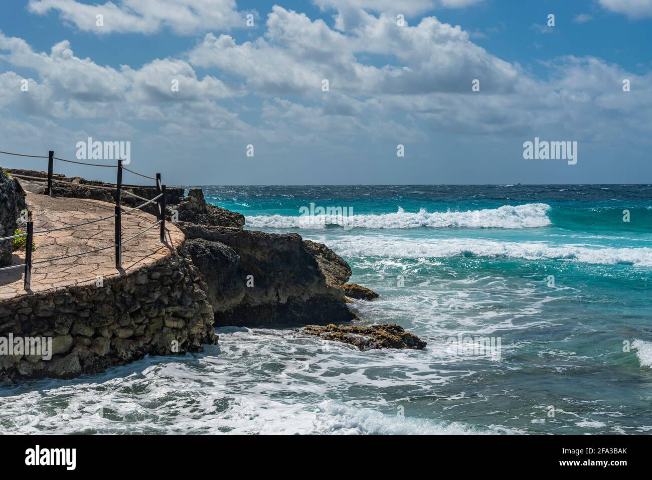 Isla Mujeres South Point Punta Sur Cancun Mexico Island türkisfarbenes Wasser und Weg an der felsigen Küste, Hintergrund blauer Himmel Stockfoto