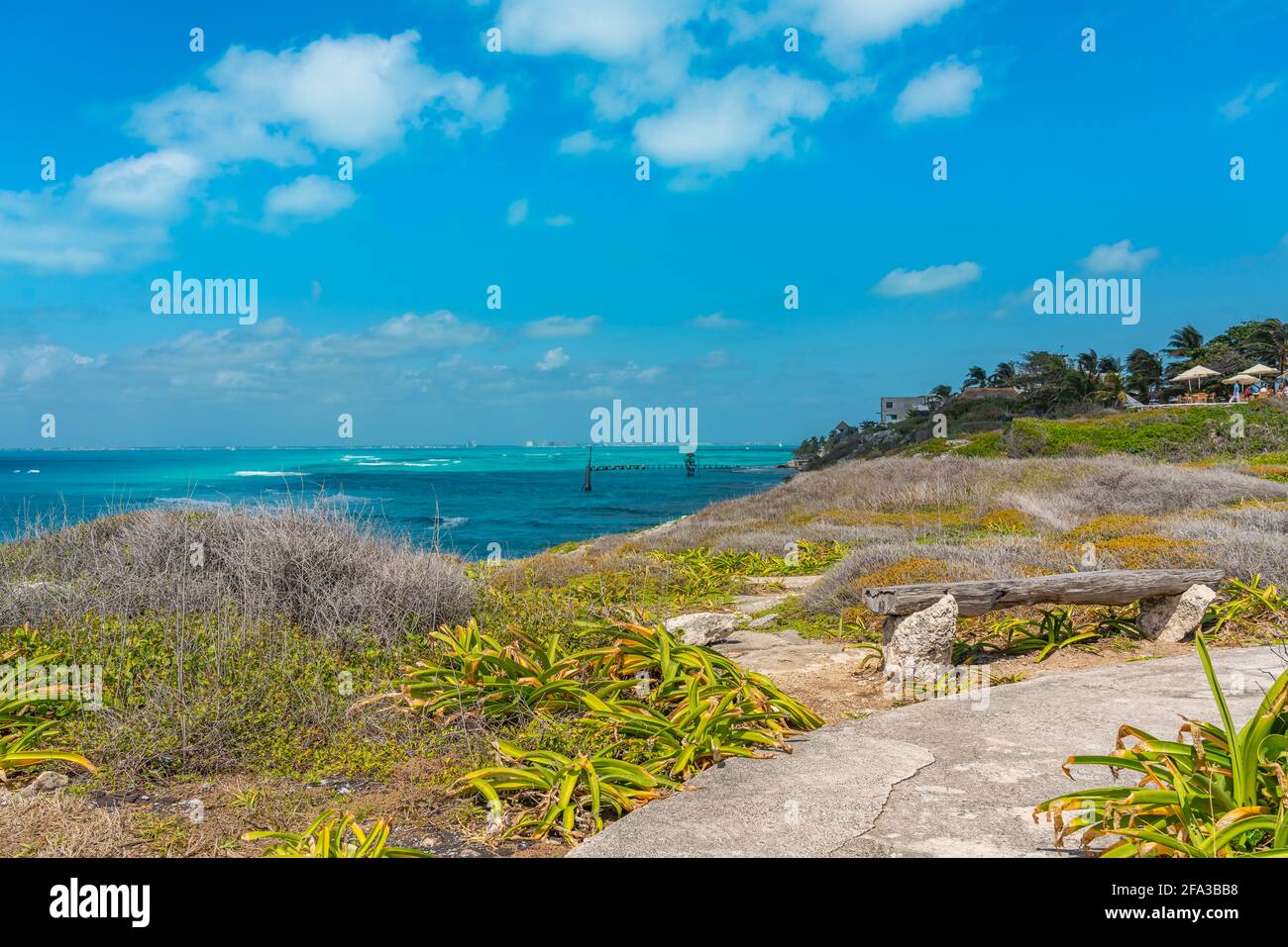 Isla Mujeres South Point Punta Sur Cancun Mexico Island türkisfarbenes Wasser und Fußweg, Hintergrund blauer Himmel Stockfoto