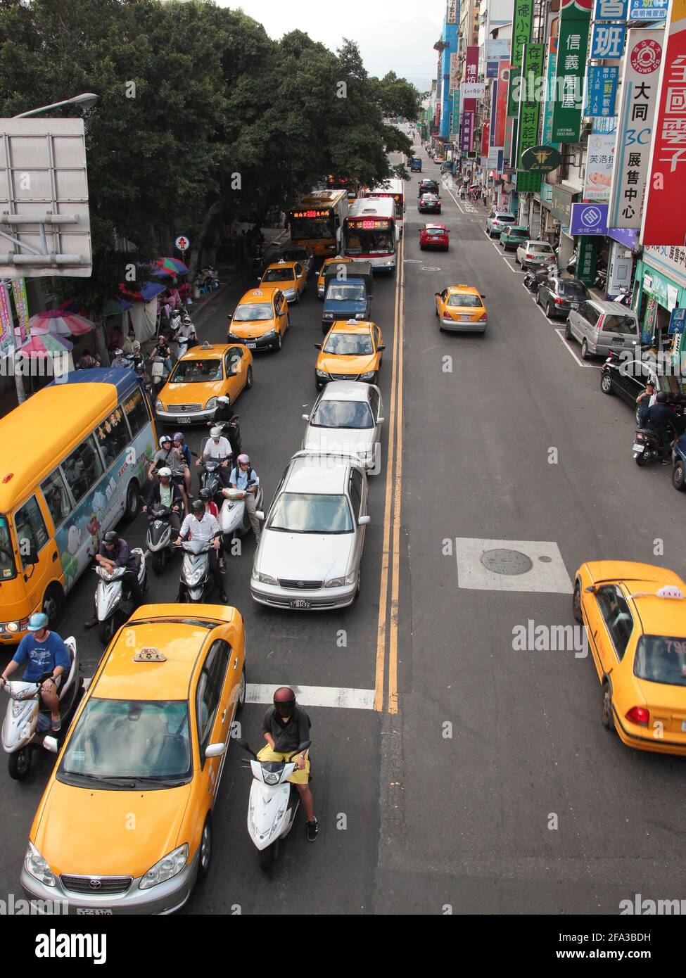 Blick auf den typischen Verkehr auf einer Straße, gefüllt mit gelben Taxis und Taxis. In Taipei, Taiwan. Stockfoto