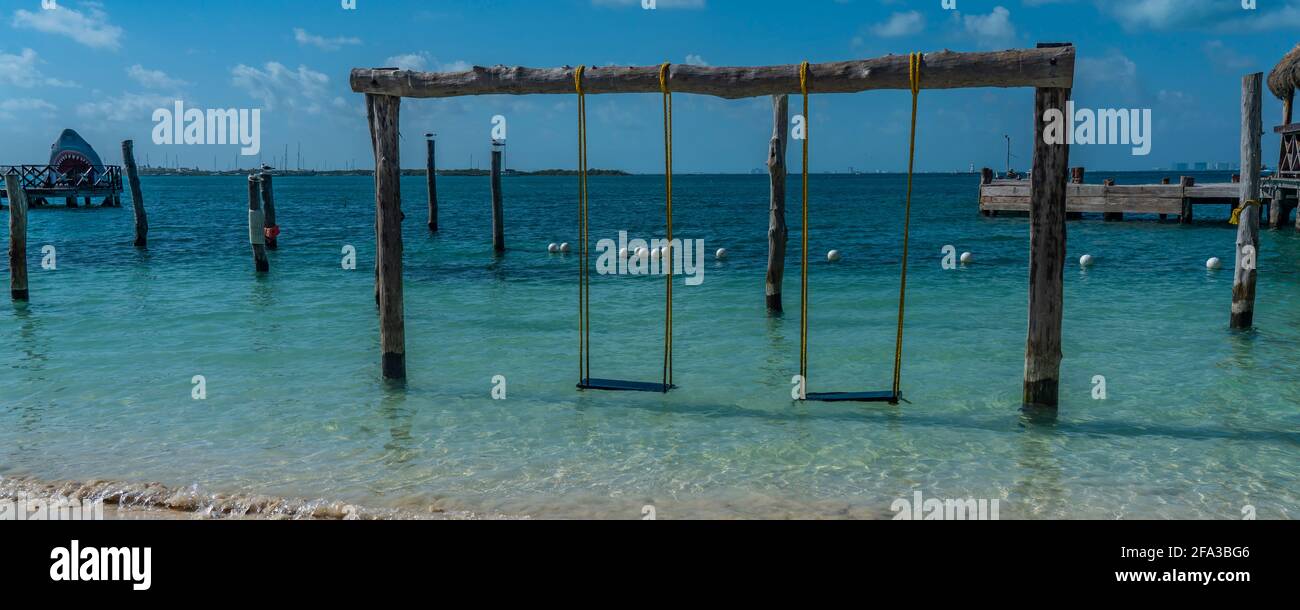Schwingen Sie sich auf der Isla Mujeres, Cancun, Mexiko, über türkisfarbenes Wasser Stockfoto