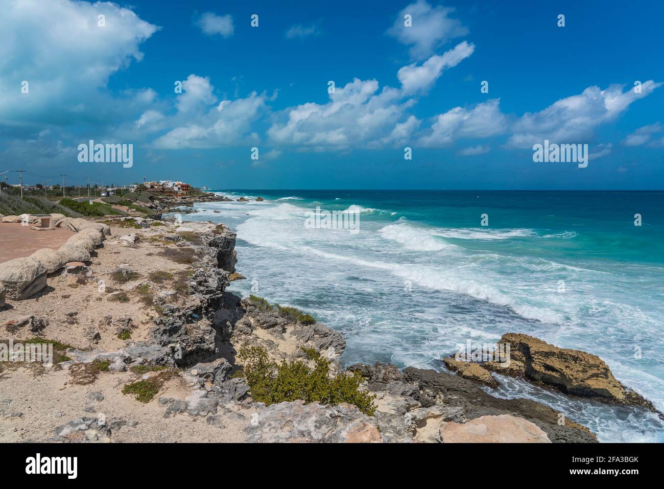 Felsige Küste mit türkisfarbenem Wasser auf Isla Mujeres, South Point Punta Sur Cancun, Mexiko-Insel, blauer Himmel im Hintergrund mit wunderschönen Wolken Stockfoto