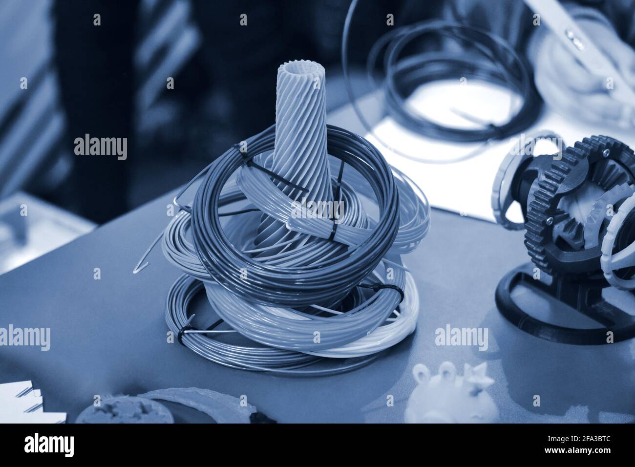 Abbildung und Skeins aus Kunststoff für 3D-Drucker. Produktion mit 3d-Drucker gedruckt Stockfoto