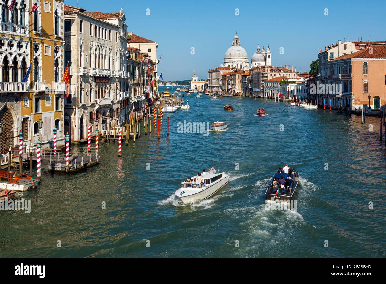 Venedig, Provinz Venedig, Region Venetien, Italien. Blick auf den Canale Grande zur Santa Maria della Salute. Venedig und seine Lagune gehören zum UNESCO-Weltkulturerbe S Stockfoto