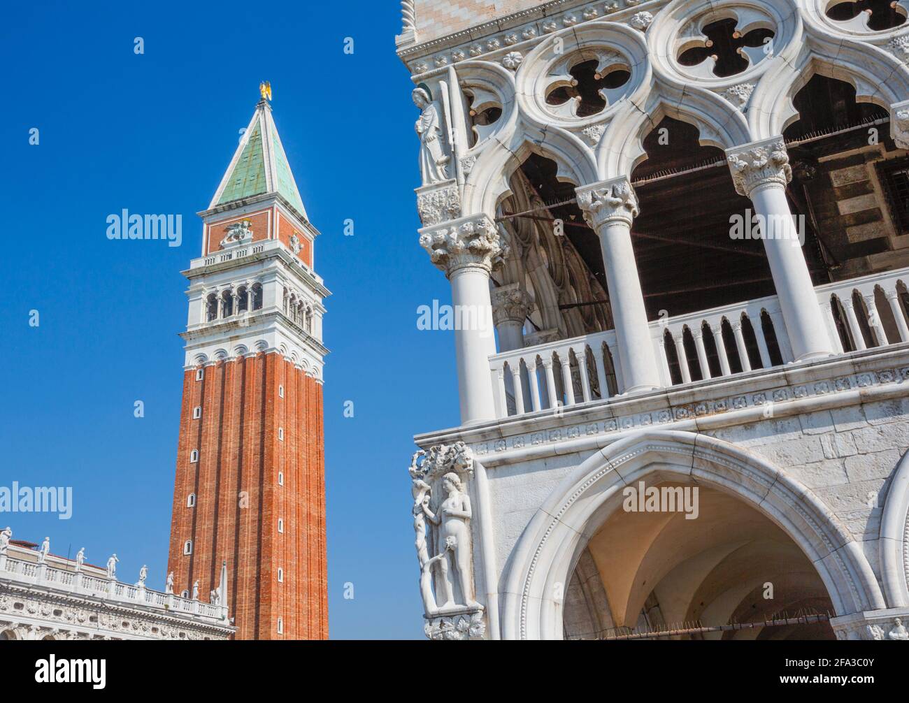 Venedig, Region Venetien, Italien. Der Campanile oder Glockenturm, links, und der Palazzo Ducale oder der Herzogspalast, rechts, von der Piazzetta aus gesehen, in der Nähe des Markusplatz Stockfoto