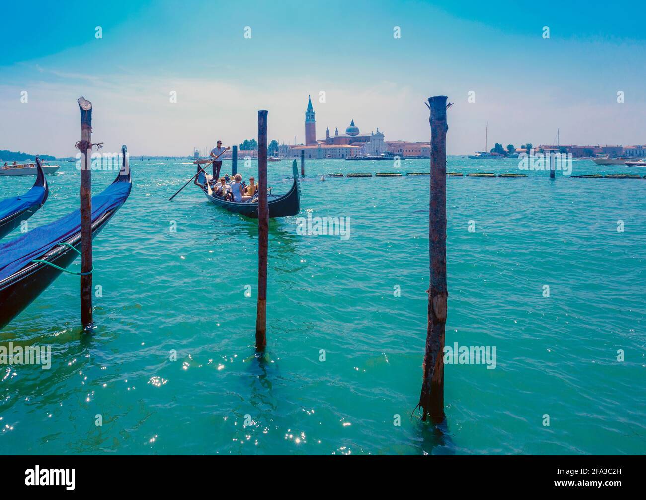 Venedig, Provinz Venedig, Region Venetien, Italien. Gondeln im Bacino di San Marco. San Giorgio Maggiore dahinter. Venedig und seine Lagune sind ein UNESCO W Stockfoto