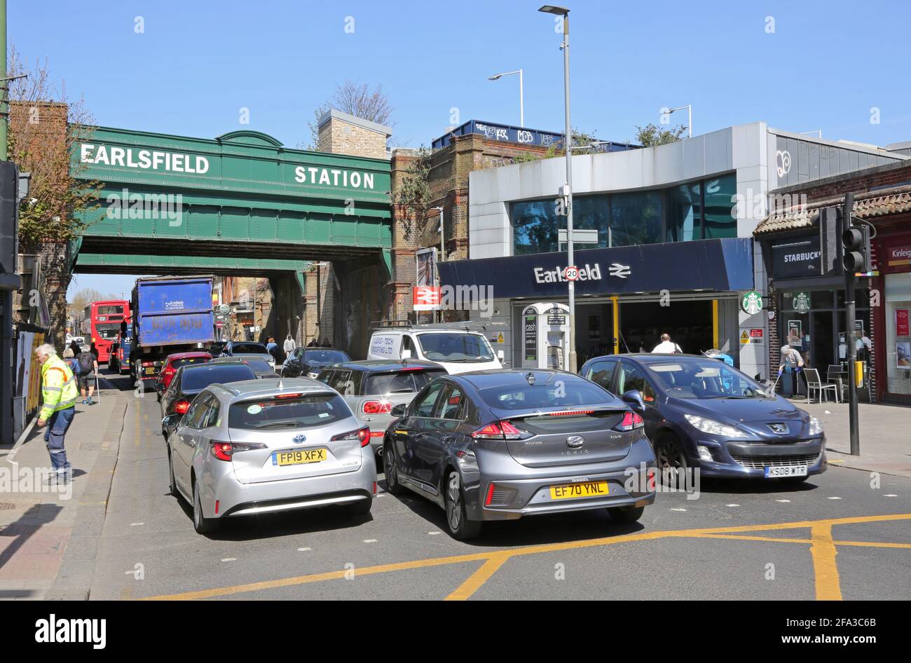 Viel Verkehr auf der Garratt Lane vor der Earlsfield Station, im Südwesten Londons, Großbritannien Stockfoto