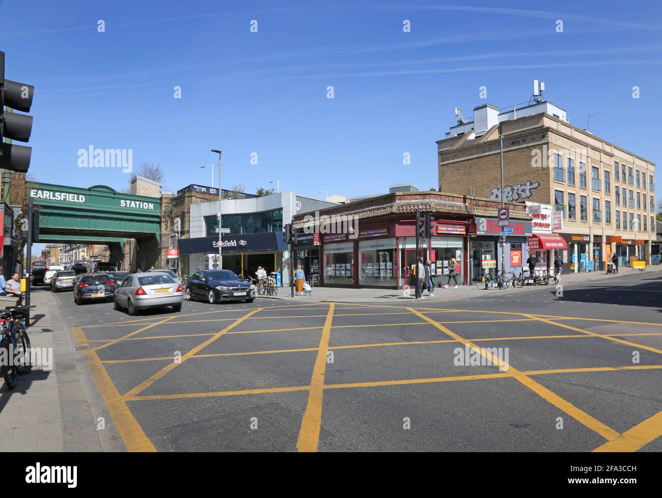 Stadtzentrum von Earlsfield, Südwest-London, Großbritannien. Zeigt den Bahnhof und die Kreuzung von Garratt Lane und Magdalen Road, Stockfoto