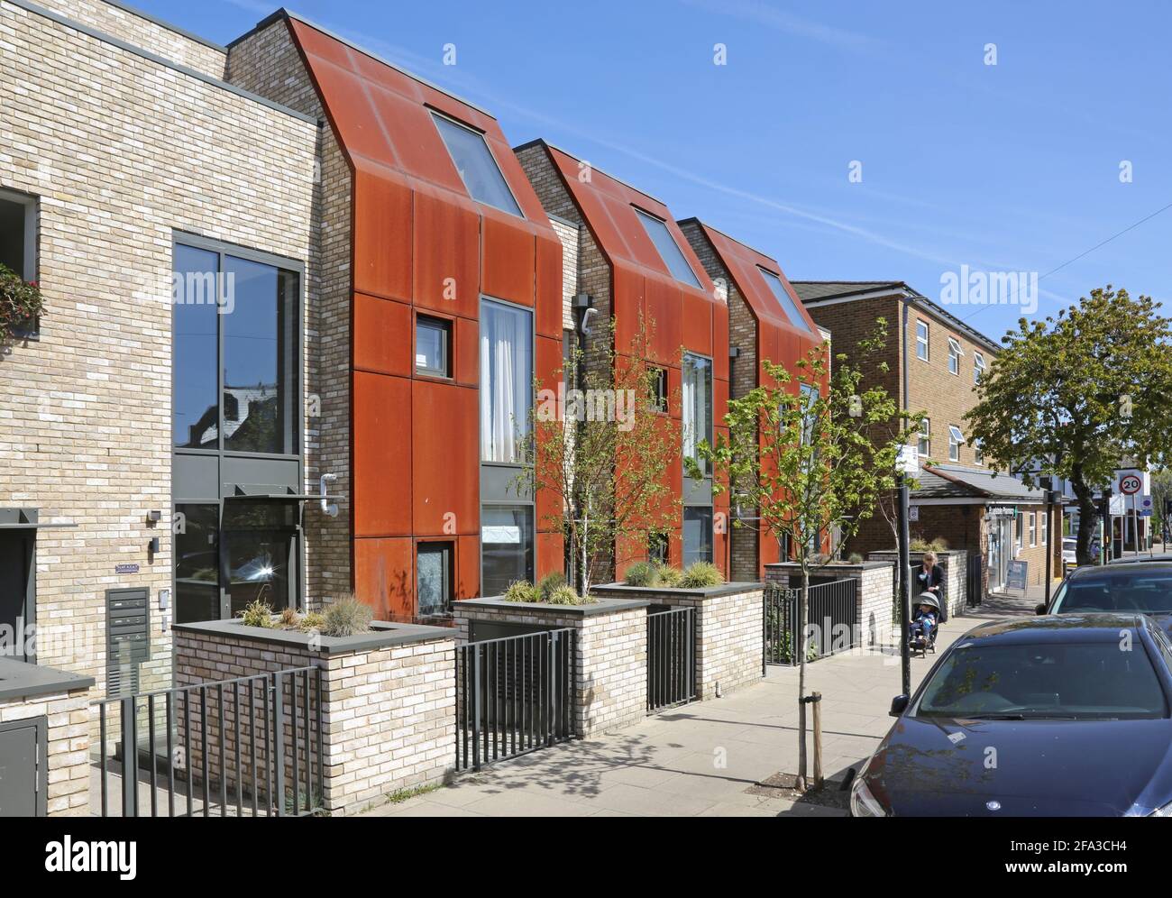 Moderne Häuser mit rostigen, verwitterten Stahlpaneelen. Revelstoke Road, Earlsfield, Southwest London, Großbritannien Stockfoto