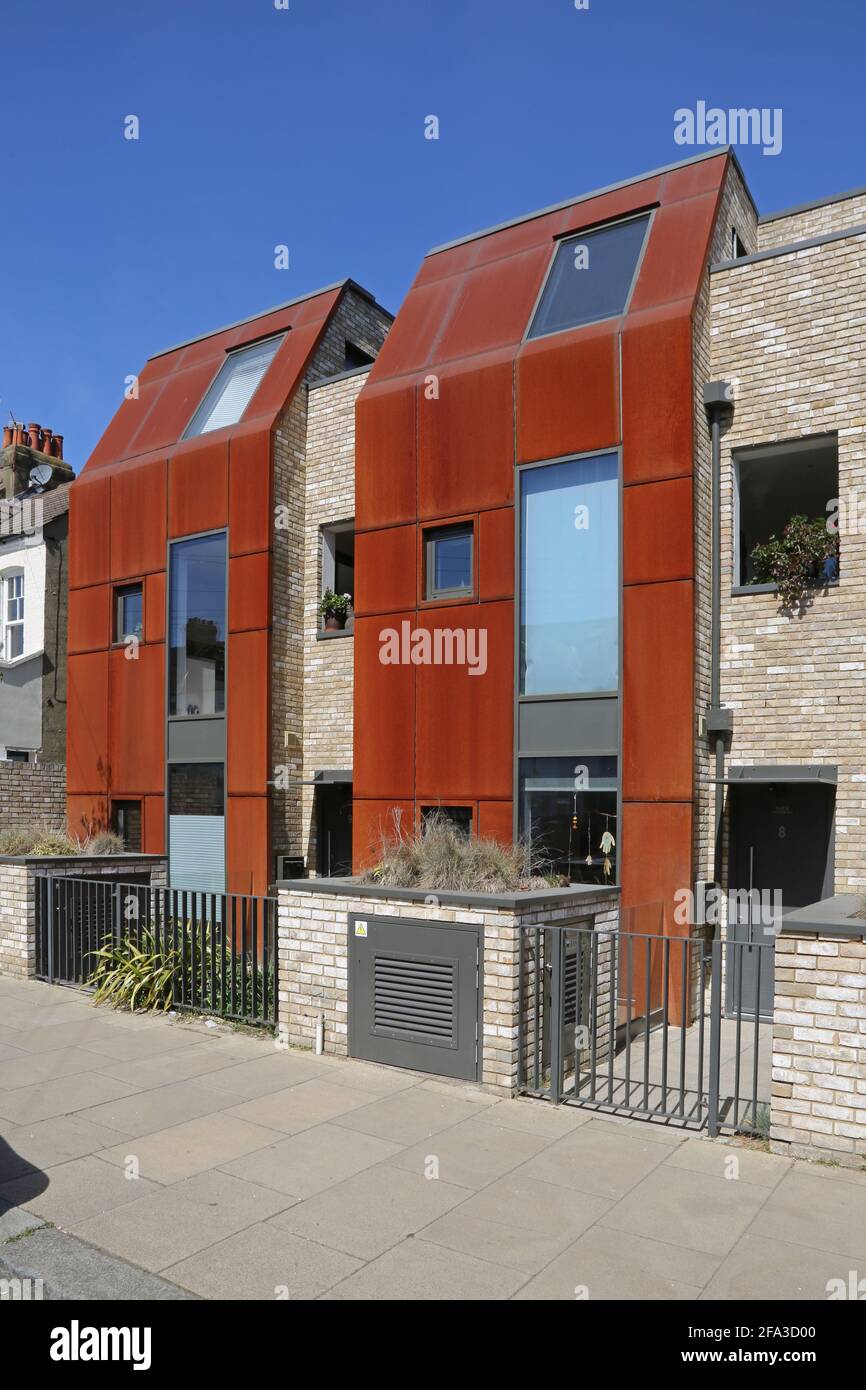 Moderne Häuser mit rostigen, verwitterten Stahlpaneelen. Revelstoke Road, Earlsfield, Southwest London, Großbritannien Stockfoto