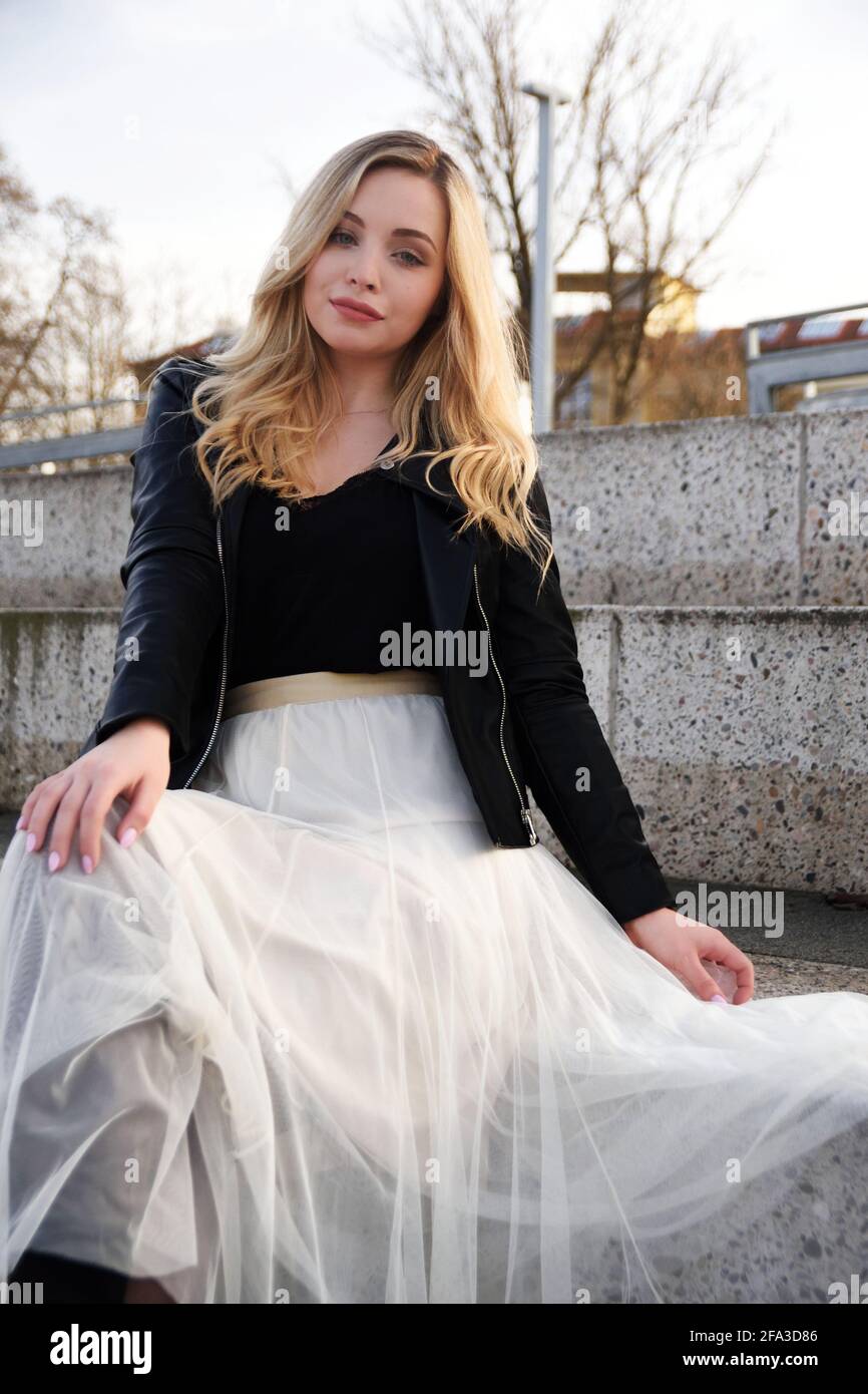Junge Frau in Breslau. Studentin mit blonden Haaren und weißem Kleid. Stockfoto