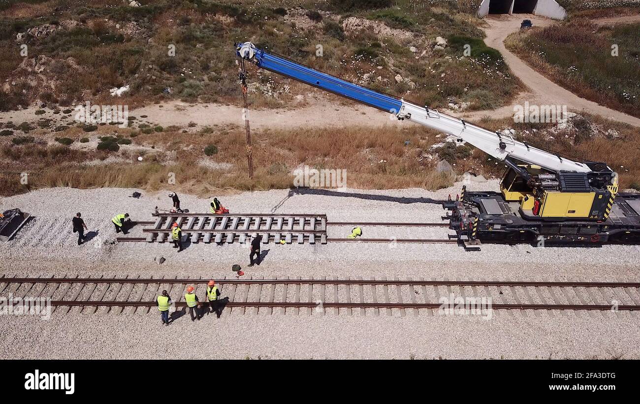 Eisenbahner reparieren einen gebrochenen Gleis. Reparatur der Eisenbahn. Stockfoto