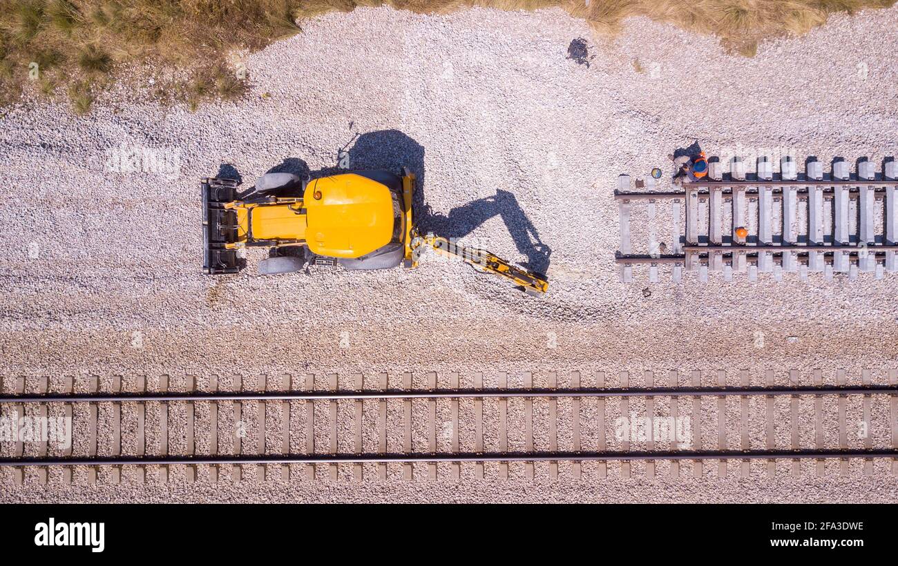 Eisenbahner reparieren einen gebrochenen Gleis. Reparatur der Eisenbahn. Stockfoto