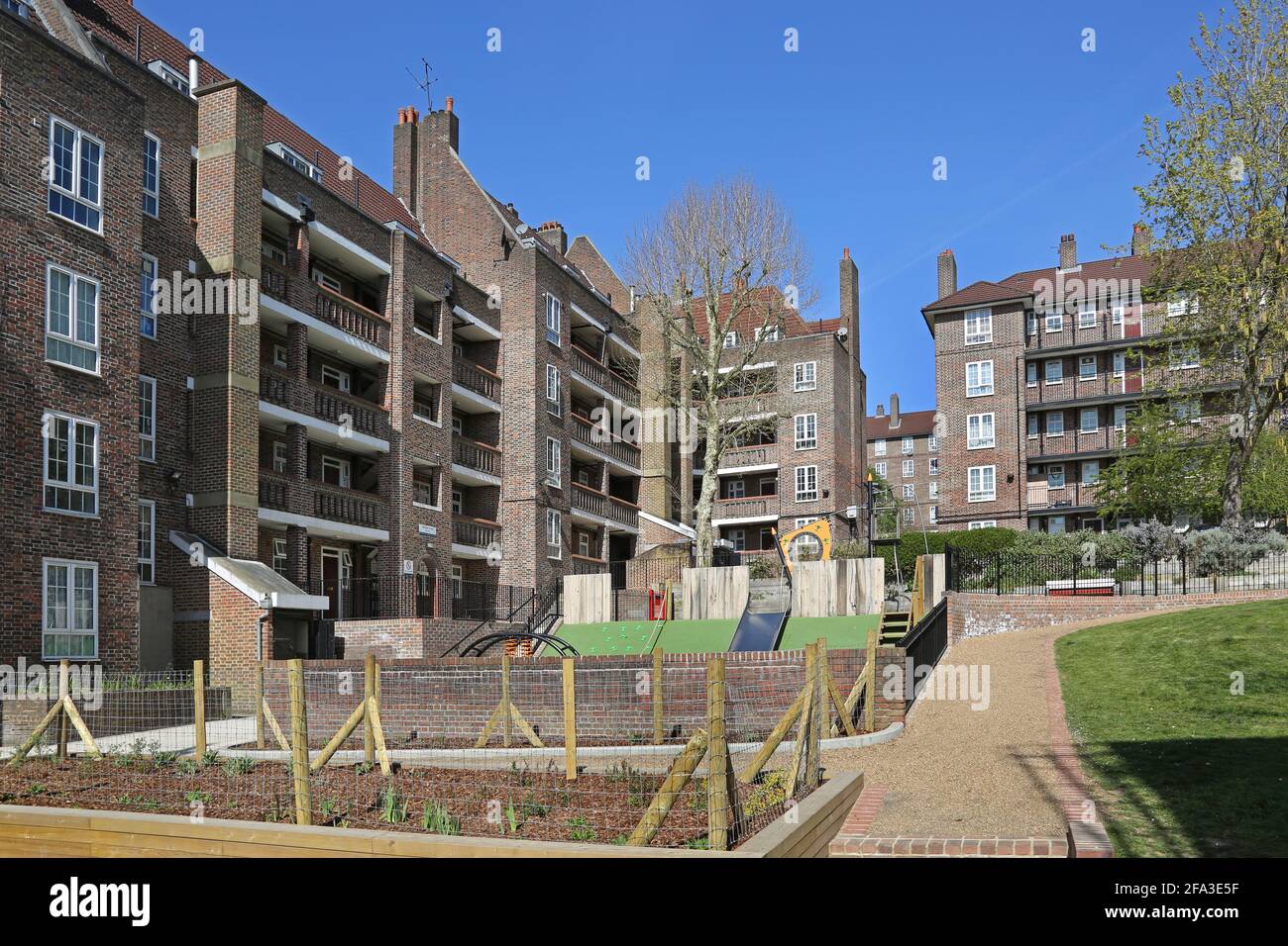 Öffentliche Wohnblocks auf dem Anwesen Dog Kennel Hill in East Dulwich, London. Eines der größten erhaltenen Anwesen in London. Stockfoto