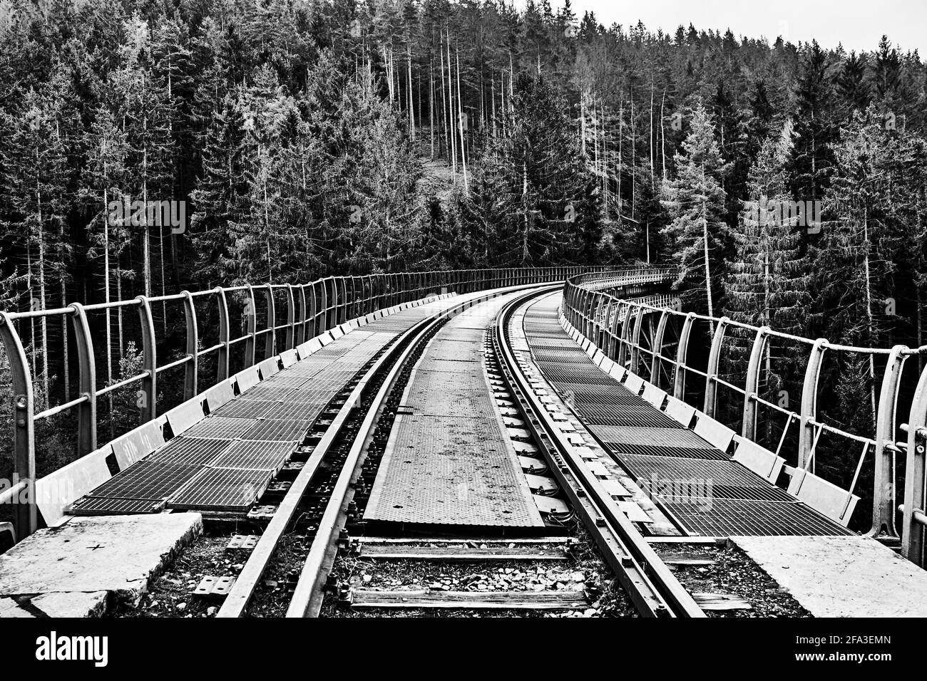 Schwarz-Weiß-Foto einer historischen Brücke über das Ziemestal in Thüringen mit einer stillgesteppten Eisenbahnlinie. Stockfoto