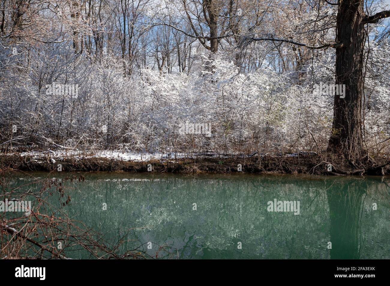 Detroit, Michigan - Belle Isle, ein Inselpark im Detroit River, nach einem Frühlingsschnee. Stockfoto