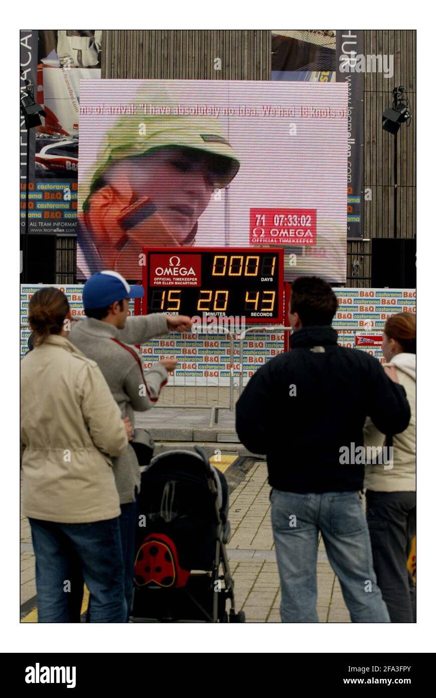 Die Öffentlichkeit wird über Ellens Fortschritte auf dem Laufenden gehalten Über einen großen Fernsehbildschirm vor dem maritimen Museum in Falmouthpic david sandison 7/2/2004 Stockfoto