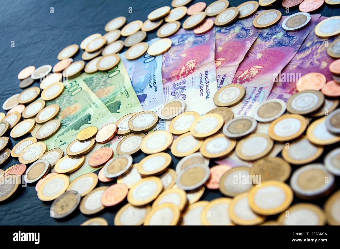 Geld und Bargeld: Argentinischer Peso (Münzen und Scheine). Stockfoto