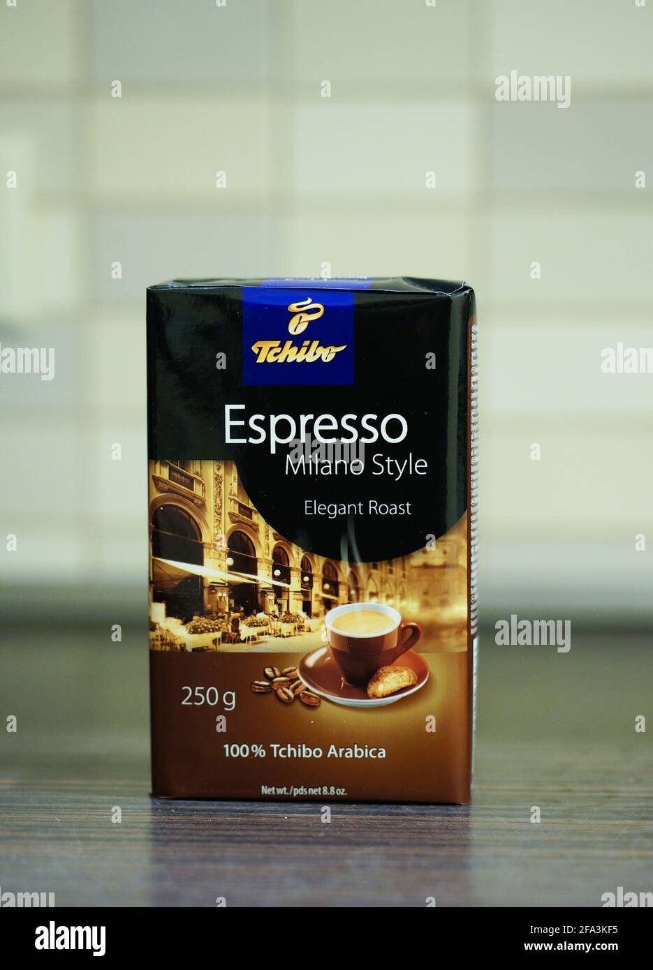 POZNAN, POLEN - 30. Dez 2015: Packung Tschibo Espresso Kaffee im Milano  Style Stockfotografie - Alamy